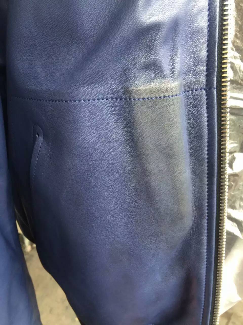 皮衣燙傷修復(fù)前