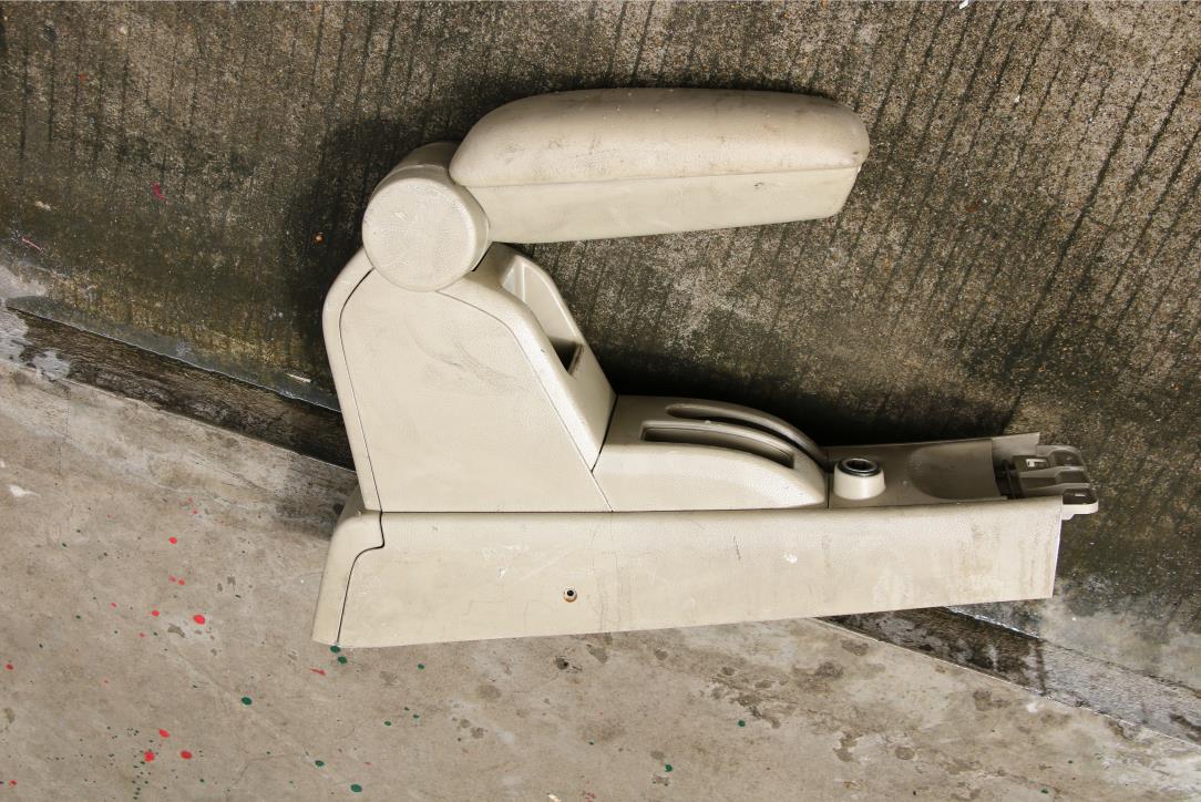 汽車(chē)扶手箱清洗.jpg