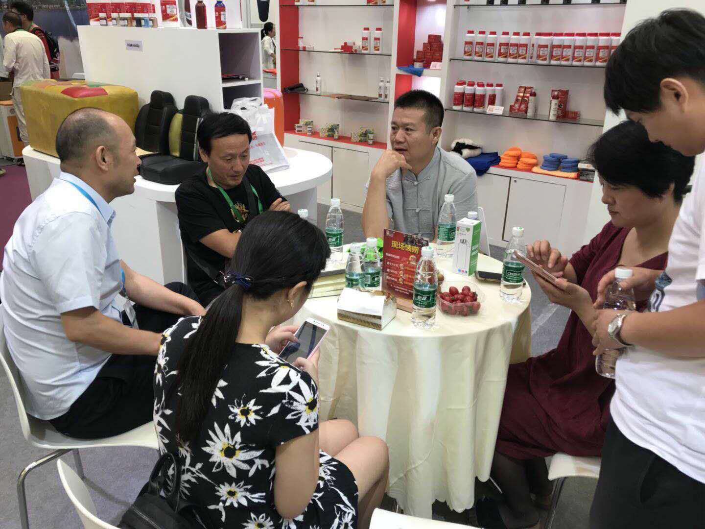 參展第二天好威簽約汽車內飾翻新代理